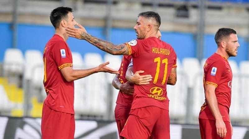 <p>Kariyerine Hajduk Split'te başlayan Kalinic, 2009'da Blackburn Rovers'a transfer oldu. İngiltere'de geçirdiği 2 yılın ardından Dnipro, Fiorentina ve Milan formaları giyen Hırvat forvet, 2018 yılında 14 milyon 500 bin Euro karşılığında Atletico Madrid'e transfer oldu.</p>