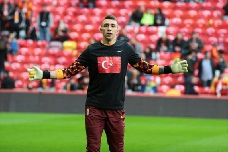 <p>Yalnızca Galatasaray'ı değil diğer takımları da olumsuz etkiledi. Türk futbolu fantastik bir seyirci kitlesine sahip. Galatasaray, Fenerbahçe, Beşiktaş, MKE Ankaragücü ve bu ligde yer alan her takımın taraftarı Türk futbolunun farklı, heyecanlı ve tutkulu olmasını sağlıyor. Ligi bir şekilde seyircisiz olarak bitirmek zorundaydık ama taraftar olmadan da futbol çok bir şey ifade etmiyor. Eminim ki ligde oynayan diğer oyuncular da böyle düşünüyordur.</p>