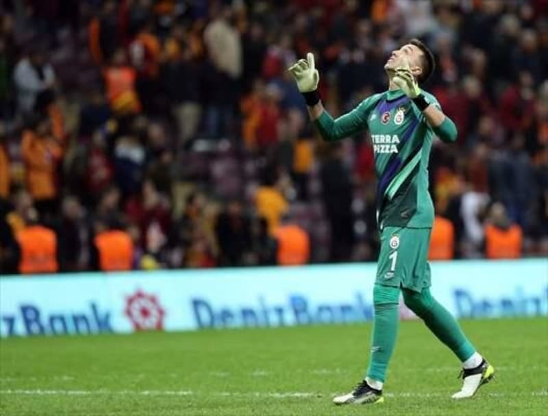 <p>Mesajlar beni mutlu etti. Sadece Galatasaray'ın değil diğer takım taraftarlarının da hem kaleciliğime, hem kişiliğime hayran olması güzel. Ben ve ailem çok güzel mesaklar aldığımız için gurur duyuyorum. Bu ülkede yaşadığım için gurur duyuyorum. Uruguay'da doğdum ama Türkiye'yi çok seviyorum, Türkiye'yle özdeşleştim.</p>