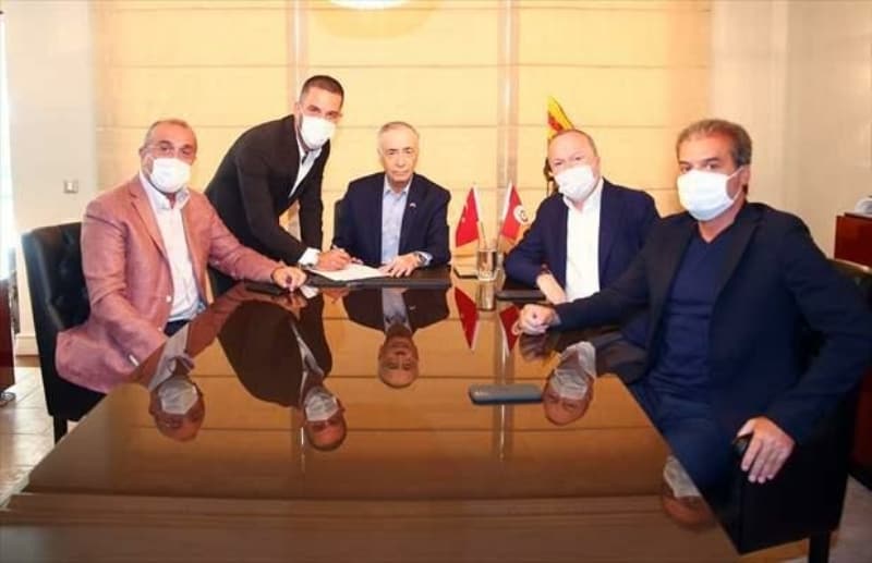 <p>Arda Turan, benim için her şey demek. Arda, Galatasaray'ın bir evladı, kulübün bir efsanesi. 2 büyük takımda oynamak için yurt dışına gitti. Bütün takım arkadaşları lider özellikliydi. Bu Galatasaray'da hem saha içi hem saha dışında önemli katkılar sağlayacak. Evine döndüğü için oldukça mutluyuz.</p>