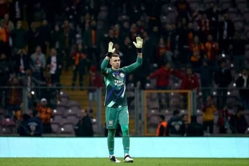 <p>Gerçek şu ki o anları nasıl geçireceğimi bilemedim, o anlarda çok acı hissetmedim. O anda neler olduğumu biliyordum. Oynayamamak üzüntü verdi. Ambulansın geç gelmesi normal bir durum değildi. Sahada bu kadar uzun süre tedavi görmek bana üzüntü verdi.</p>
