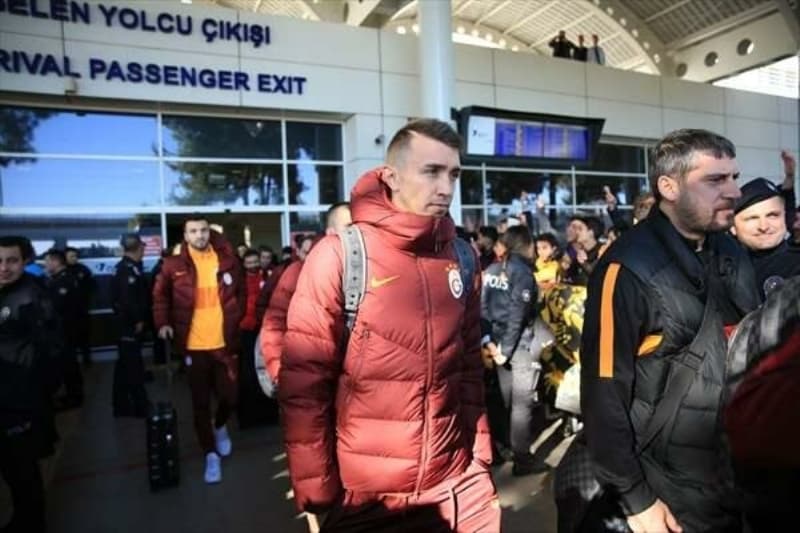 <p>8-9 yaşlarımda futbola kaleci olarak başladım, sahada koşmaktan büyük zevk alırdım. 9 yaşımda kaleci olmaya karar verdim ve bu şekilde profesyonel hayalimi gerçekleştirdim.</p>