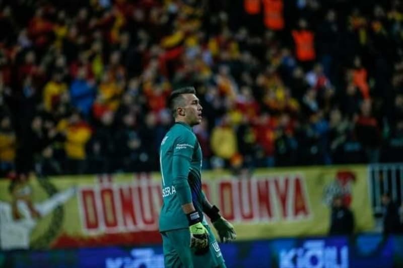 <p>Türkiye'de 10 yıl kalacağımı, Galatasaray'da 10 yıl oynayacağımı tahmin edemezdim. Kulüp ile kimyamız oturdu. Kendisini evinde hisseden bir oyuncuyum. Bunu hiçbir zaman hayal edemezdim. Burada olmaktan, burada kazanmaktan, diğer takımlardan saygı ve sevgi görmekten çok mutluyum ve gururluyum.</p>
