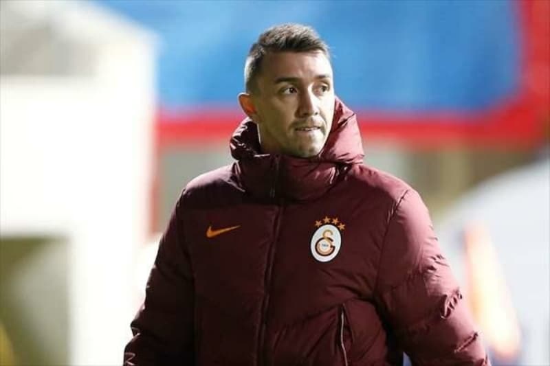 <p>Galatasaray tarih boyunca iyi kalecilere sahip oldu. Simovic, Taffarel, Mondragon... Okan da iyi kaleci. Orada 1 sezon iyi şekilde kaleyi korumuştu, Bursa'da. Bizim pozisyonumuzda oynamak önemli. Oynamak kaleciye güven aşılar. O kaliteli bir kaleci, güven veren birisi olduğunu söyleyebilirim.</p>