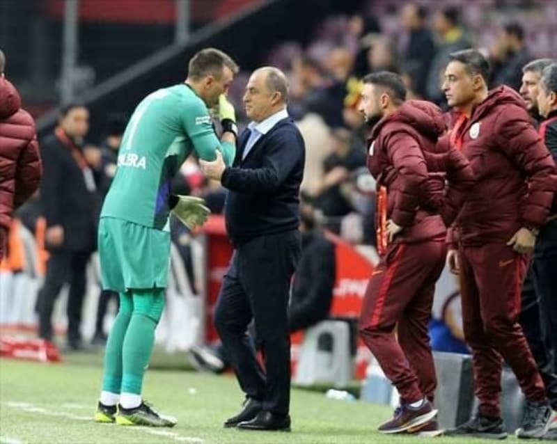 <p>Hepsinden önce gelen saygıdır. Ben yüzde 100 bunu savunuyorum. Diğer takımlara saygısızlık yapmak istemem. Bence beni böyle bilen insanlar o Galatasaray'ın bir futbolcusu, diğer takımlara saygısızlık yapmaz diyebilmeli. Emeğime değer verilmesini isterim, umuyorum ki arkadaşlarım ve ailem gurur duyuyordur.</p>