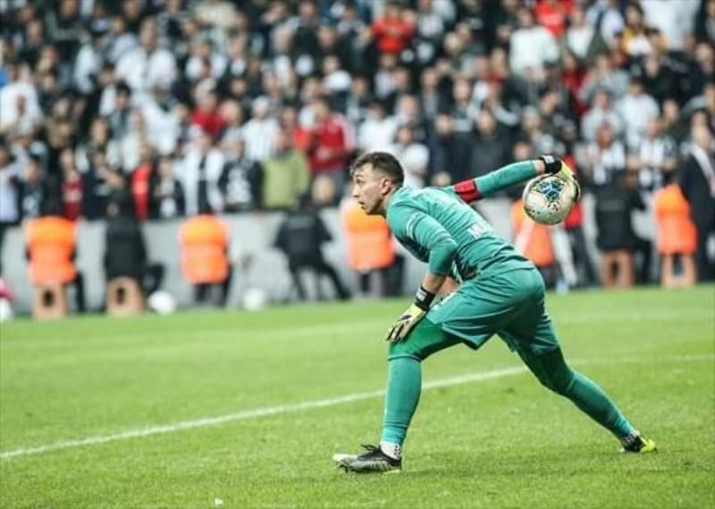 <p>Antrenörlük çok kolay bir şey değil. Kaleci olarak 34 yaşındayım ve halen genç olarak gösteriliyorum. Daha uzun yıllar oynamak isterim. Fatih Terim ve Galatasaray ile olan sağlam ilişkimiz, bu tip şeylerin daha kolay konuşulmasını sağlıyor.</p>