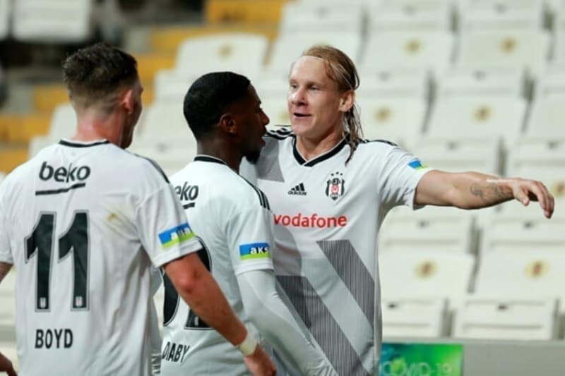 <p>Yüksek maaşı sebebiyle Beşiktaş'ın elden çıkarmaya çalıştığı Domagoj Vida'dan müjdeli haber geldi.</p>