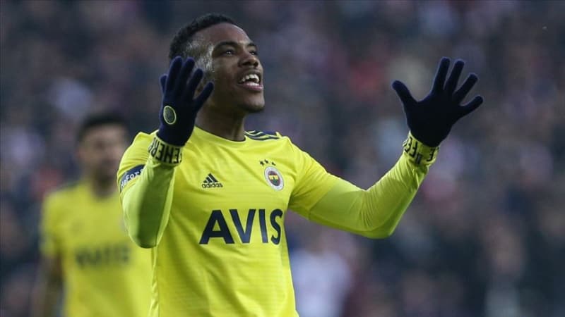 <p><b>Al �ttihad</b>'dan <b>2 y�l i�in kiralanan</b> kanat oyuncusunun y�ll�k kazanc� olan <b>3.8 milyon euronun 2.5 milyon euroluk k�sm� sar� lacivertliler taraf�ndan �deniyordu.</b> Kalan k�sm� ise Al �ttihad taraf�ndan veriliyordu.&nbsp;</p>