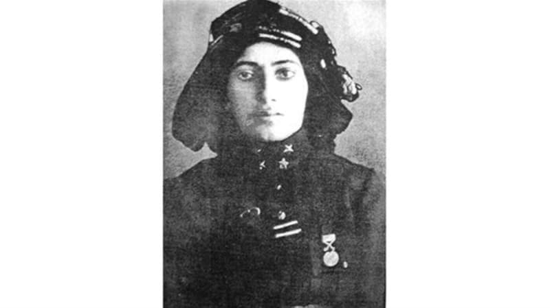 <p><b>KARA FATMA: OĞLUYLA OMUZ OMUZA ÇARPIŞTI</b></p><p><b><br></b></p><p>Erzurumlu Yusuf Ağa’nın kızı olan Fatma Seher Hanım, aynı zamanda merhum bir binbaşının da eşiydi. Milli mücadelede oğlu ile birlikte çarpıştı, İzmit’te görev yaptı. Adana, Dinar, Afyonkarahisar, Nazilli, Sarayköy ve Tire’de savaştı. Bir çatışma sırasında göğsünden yaralandı.</p>