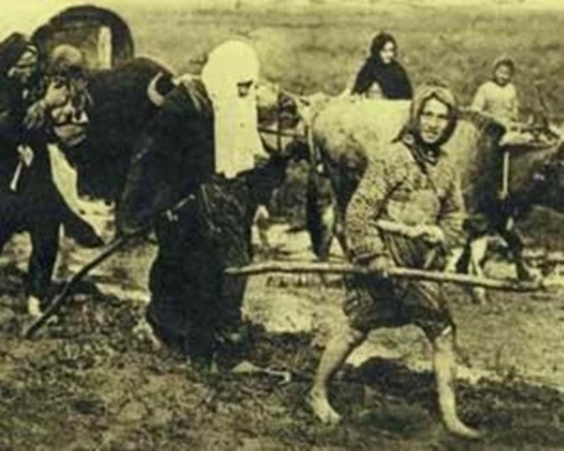 <p><b>ATATÜRK’ÜN ÖVGÜLERİ</b></p><p><b><br></b></p><p>Mustafa Kemal 21 Mart 1923 tarihinde yaptığı konuşmada, Türk kadınının Millî Mücadele’deki hizmetlerini şu sözlerle anlatır: “Dünyanın hiçbir yerinde hiçbir milletinde Anadolu köylü kadınının fevkinde kadın mesâisi zikretmek imkânı yoktur ve dünyada hiçbir milletin kadını, ‘Ben Anadolu kadınından daha fazla çalıştım. Milletimi halâsa ve zafere götürmekte Anadolu kadını kadar hizmet gördüm’ diyemez… Belki erkeklerimiz memleketi istilâ eden düşmana karşı süngüleriyle düşmanın süngülerine göğüslerini germekle düşman karşısında isbât-ı vücut ettiler. Fakat erkeklerimizin teşkil ettiği ordunun hayat menba’larını kadınlarımız işletmiştir… Çift süren, tarlayı eken, ormandan odunu, keresteyi getiren, mahsulâtı pazara götürerek paraya kaideden, aile ocaklarının dumanını tüttüren, bütün bunlarla beraber sırtıyla, kağnısıyla, kucağındaki yavrusuyla, yağmur demeyip, kış demeyip, sıcak demeyip cephenin harp malzemesini taşıyan hep onlar, hep o ulvî, o fedakâr, o ilâhî Anadolu kadınları olmuştur. Binaenaleyh hepimiz bu büyük ruhlu ve duygulu kadınlarımızı şükran ve minnetle ebediyyen taziz ve takdis edelim.”</p>