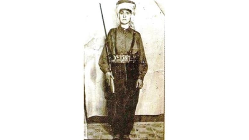 <p><b>KILAVUZ HATİCE: DÜŞMANI ATEŞ HATTINA ÇEKTİ</b></p><p><b><br></b></p><p>Pozantı'da mücadele etti. 8 Mayıs 1920'de, gece, Fransız kuvvetlerine Kumcu Veli ile birlikte kılavuzluk ederek, onları Türkler'in ateş hattına soktu. Fransızlar, en kritik nokta olan Karboğazı'na sıkıştıklarını ancak gün ışıyınca anladı. Hatice kaçarak Türk tarafına geçti. Bu şekilde Fransız askerleri esir edildi.</p>