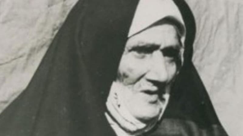 <p><b>NENE HATUN</b></p><p><b><br></b></p><p>Kahraman Türk kadını Nene Hatun, Osmanlı tarihinin '93 Harbi' olarak adlandırılan en önemli savaşlarından 1877-1878 Osmanlı-Rus savaşı sırasında 22 yaşında gencecik bir kadın olmasına rağmen 'Bu bebeği bana Allah verdi, ona Allah bakar' diyerek bebeğini beşikte bırakıp Erzurum halkıyla cepheye koştu.</p>