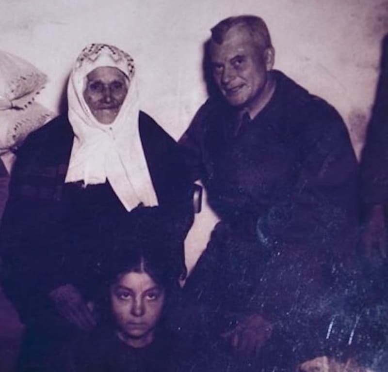 <p>Genç yaşta gösterdiği büyük kahramanlıkla gönüllerde taht kuran, Türk kadınının kahramanlığının simgesi olan Nene Hatun'un bugün de dillerden düşmeyen bu cesareti nesilden nesle aktarılıyor.</p><p><br></p><p><b>AMERİKALI GENERAL ELİNİ ÖPTÜ</b></p><p><br></p><p>NATO Orduları Başkomutanı Amerikalı General Matthew Ridgway'in Erzurum'da Nene Hatun'u cesaretinden dolayı ziyaret ederek elini öpmesi, kahraman Türk kadınının vatanı için tüm fedakarlığı yapabileceğini gösteren Nene Hatun isminin çok daha fazla tanınıp bilinmesini sağladı.</p>