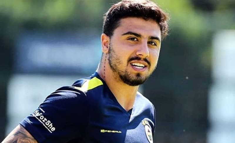 <p><b>OZAN TUFAN:</b> Fenerbahe Teknik Direktr Erol Bulut satlacak ve kiralanacaklarn yan sra takasta kullanlabilecek isimlere de karar verirken takmda srpriz ayrlklar yaanabilir. Glenen ve kalabalklaan orta sahada zellikle Sosa’nn takma girmesiyle Ozan Tufan’n forma ansnn zorlaacan dnlrken, milli futbolcunun Visca veya Dorukhan takasnda dnldn ne srld.</p>