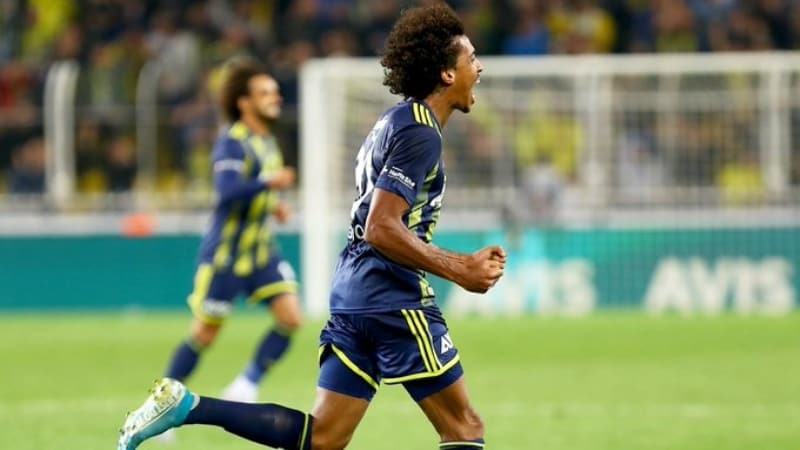 <p><b>LUIZ GUSTAVO:</b> Getiimiz sezonun kral, taraftarn en sevdii ismi Gustavo’nun kafas ok kark. Kendisine yaplan cazip teklifin etkisinde kald grlen Gustavo, son  hazrlk manda da tannmayacak kadar durgun ve etkisizdi. Durumunun bu hafta netlemesi bekleniyor</p>