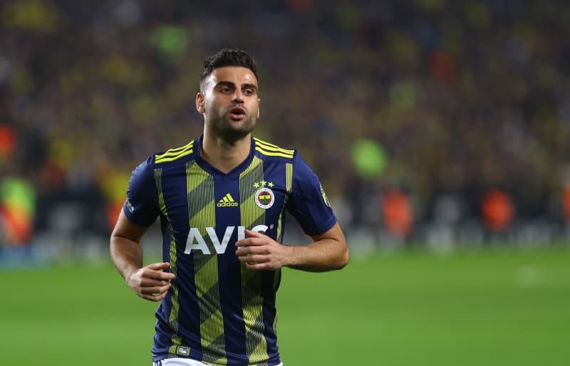<p><b>DENZ TR: </b>Gen yldzn artk forma savann sertletii Fenerbahe’de ad takas veya rakip takmlara transferde geiyor. Oynamak iin ok aba sarf etmek zorunda olduunun farknda.</p>