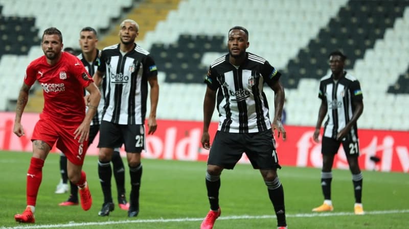 <p>'İlk maçımızı PAOK'la oynadık. O maça çok girmek istemiyorum. Çok haksız eleştiri aldık. Bu kadar hazırlıksız, bu kadar beklenmedik bir dönemde maça çıkıyoruz. Çok iyi bir takımla oynuyoruz. Çok sıkıntılı olduğumuz bir süreçte kaybedebiliriz. <b>Daha birinci maçtan bu kadar tepki vermek, basın açısından, bence çok yanlış.</b>' </p>