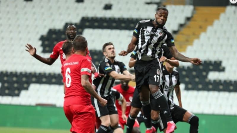 <p>'Bizim için bunun iyi tarafı da var; <b>Beşiktaş ile alakası olmayan yazarların neler yazdığını söylediler. </b>Demek ki bizi çok zorlu bir sezon bekliyor. Bu arkadaşlarla mücadele etmek zor olacak gibi gözüküyor. <b>Kimse bizi konuşmuyor zannetmesin. Biz gerektiği zaman, gereken kişilere, gereken cevabı veririz.'</b></p>