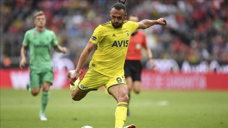 <p>izme'de konuulan; Lazio'nun 20 milyon euro bonservis bedelini dedii, oyuncuya da yllk 1.8 milyon euro cret verildii.</p>