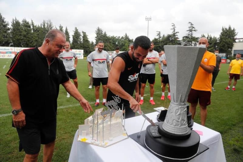 <p>Galatasaray'a transfer olma konusunda olumlu geri dönüş yaptığı ve transferin tamamlanacağı belirtildi.<br></p>