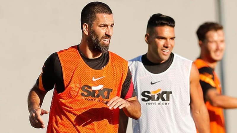 <p><br></p><p>Galatasaray, Arda Turan, Emre Kılınç, Fatih Öztürk, Omar, Oğulcan Çağlayan ve Kerem Aktürkoğlu gibi isimlerini transferlerini resmen açıklamıştı.</p>