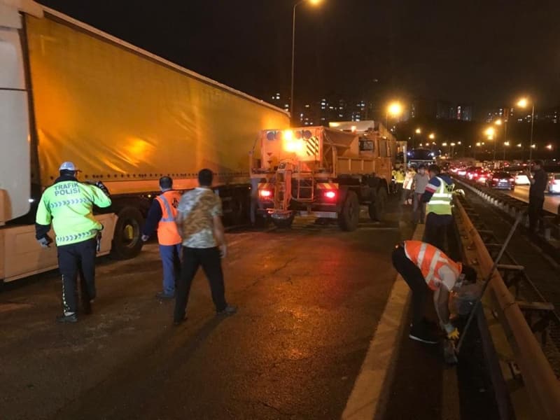 <p>Yolcu otobüsleri ile araçlarda bulunanlar aşağı inerek yolun ulaşıma açılmasını beklerken, yolda kilometrelerce araç kuyruğu oluştu.</p>