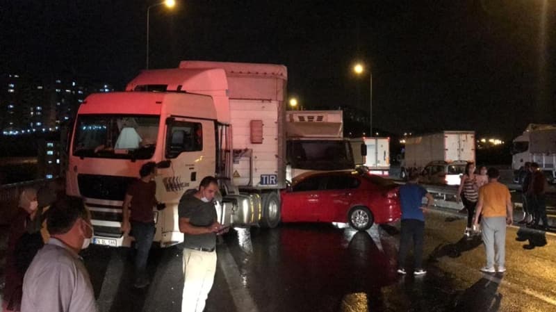 <p>Karayolları ekipleri mazot dökülen bölgeye kum döktü. Kaza yapan araçlar çekicilerle yoldan kaldırılmaya başlandı.</p>