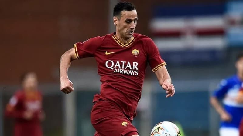 <p><span ><b>NİKOLA KALİNİC</b> </span><b>KİMDİR?</b></p><p><br></p><p>32 yaşındaki Nikola Kalinic, kariyerinin en başarılı dönemini Ukrayna'nın Dnipro takımında yaşadı. </p>