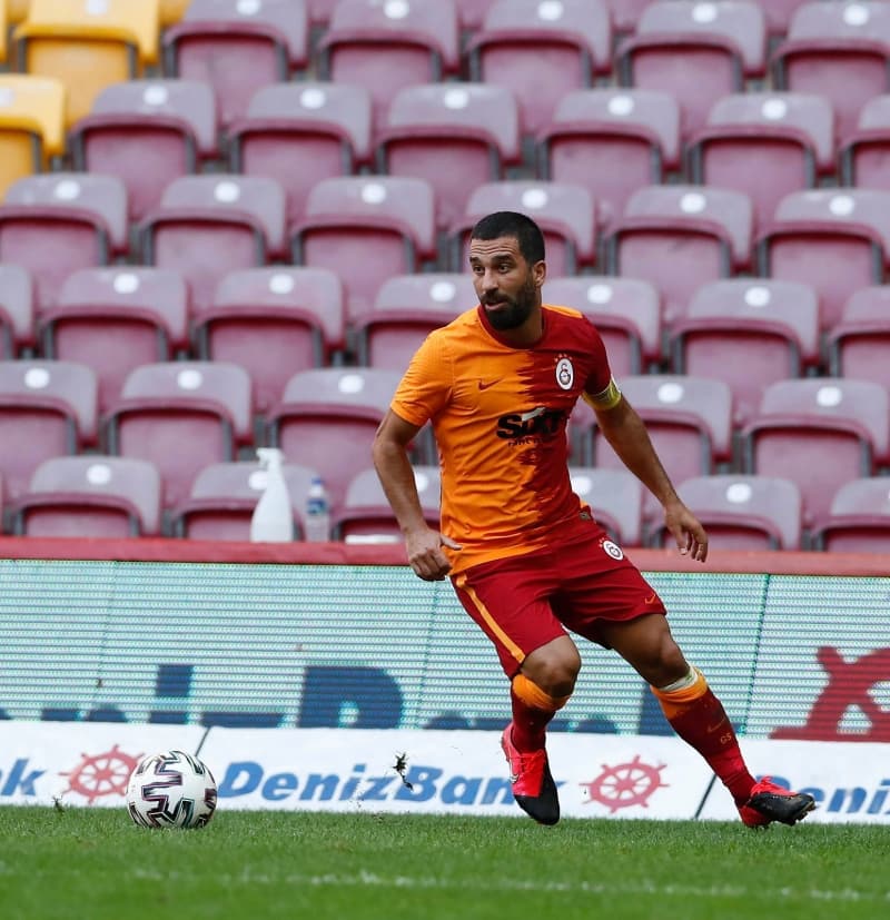 <p>Forvet arkasındaki 3’lünün de<b> Emre Kılınç-Feghouli-Arda</b>’dan oluşması bekleniyor.</p>