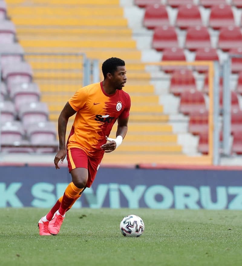 <p>Orta sahanın merkezinde henüz transferler gelmediği için <b>Taylan-Donk</b> ikilisi düşünülüyor. </p>