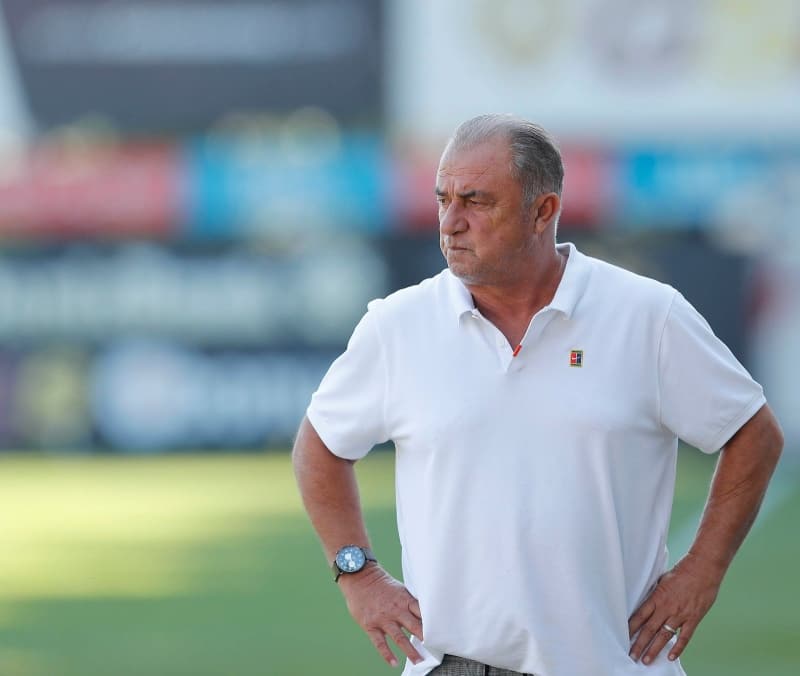 <p>Taktik antrenmanlarda hem çift forvet hem de tek santrforlu sistemi deneyen <b>Terim’in şimdilik kararı, ileride tek golcü oynatmaktan yana.</b> </p>
