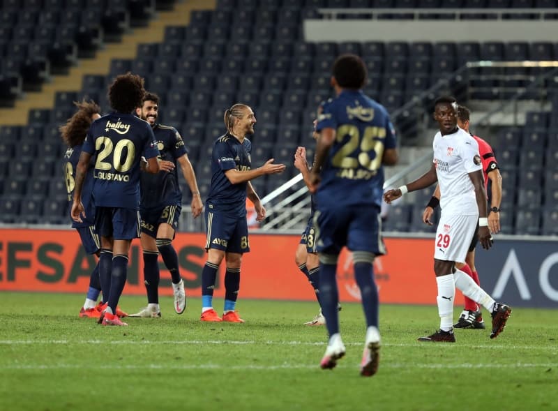 <p><b>5 OYUNCUYA KULÜP ARANIYOR</b></p><p><br></p><p>Forma şansları az olan bazı isimler için ise bir takım yerli ve yabancı kulüple temasların olduğu belirtiliyor. İşte o isimler...</p>