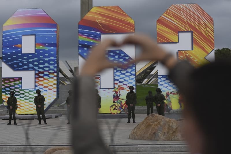 <p>Belarus'ta 9 Ağustos'ta yapılan cumhurbaşkanlığı seçimlerini mevcut Cumhurbaşkanı Aleksandr Lukaşenko'nun kazanmasının ardından 'seçimlere hile karıştırıldığı' iddiasıyla protesto gösterileri başlamıştı.</p>