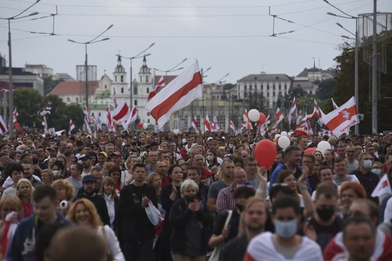 <p>Güvenlik güçlerinin kalkan ve özel bariyerli araçlarla kapattığı Cumhurbaşkanlığı Sarayı önündeki yolda toplanan kalabalık, bir süre burada kalarak Belarus Cumhurbaşkanı Aleksandr Lukaşenko aleyhinde sloganlar attı.</p>