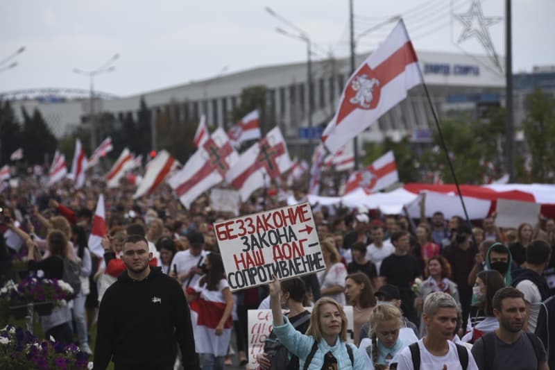 <p>Protestocular yeni seçimin yanı sıra ülkede anayasa değişikliği talebinde bulunmuşlardı.</p>
