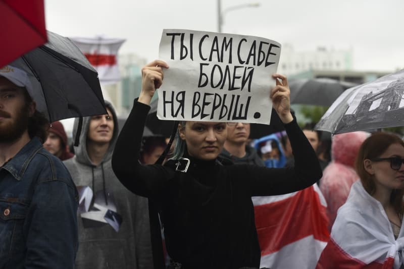 <p>Polis bariyerine müdahale eden bazı protestocular gözaltına alındı.</p>