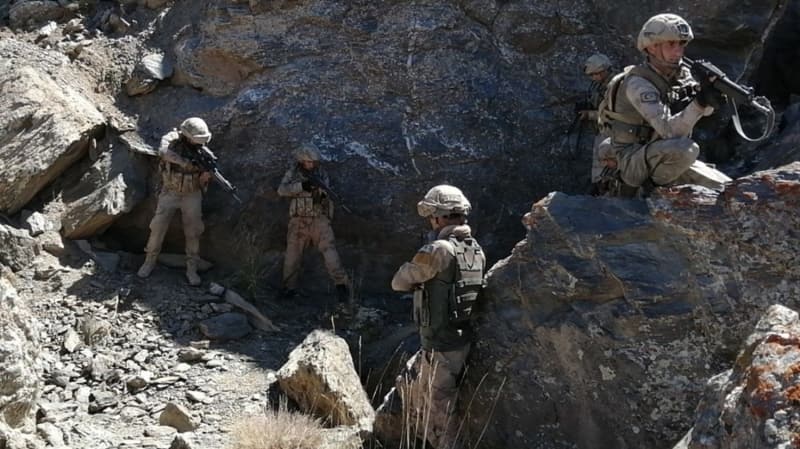 <p>Öte yandan yurt içinde terörün tamamen ortadan kaldırılmasına yönelik yürütülen 'Yıldırım 1-2-3-4-5-6-7-8-9 Operasyonları' kapsamında bugüne kadar toplam 46 teröristin etkisiz hale getirildiği 23 işbirlikçinin yakalandığı, 90 mağara, sığınak ve deponun imha edildiği belirtildi. </p>