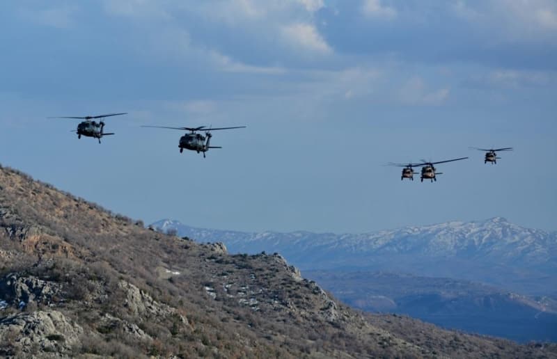 <p>Kararlılıkla sürdürülen 'Yıldırım-10 Norduz Operasyonu'na aynı zamanda havadan da destek veriliyor.  Operasyonda aynı zamanda güvenlik korucu timlerinden oluşan 70 personelin görev aldığı kaydedildi.<br></p>