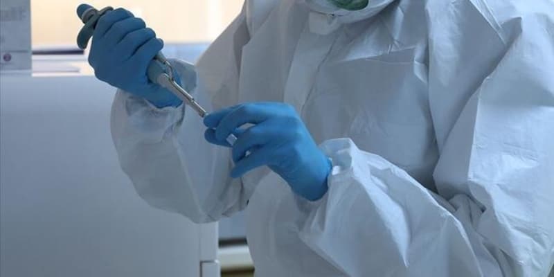 <p>Bir nceki gne gre blgelerdeki vaka deiim yzdesine bakldnda; en fazla azal Dou Karadeniz Blgesinde gereklemitir (-%24,4). Sadece, Ortadou Anadolu Blgesinde art olup vaka says asndan incelendiinde bu fark 12 vakadr. 50-64 ya grubunda 1.000.000 kiiye den yeni COVID-19 vaka says kadnlarda 26,7, erkeklerde ise 23,5’dir.</p>