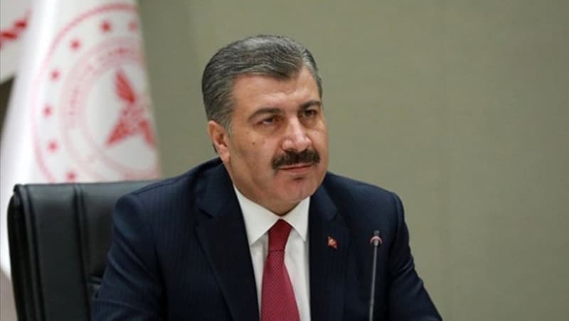 <p>Bir nceki gne gre yeni COVID-19 vaka saysnda ve hastaneye yatrlan yeni hasta saysnda azalma (srasyla -%5,8 ve -%5,3), hastaneden taburcu edilen yeni hasta saysnda ise art (%3,6) grlmtr.</p>