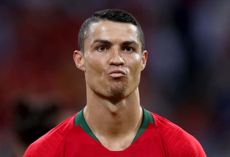 <p>35 yaşına gelmesine rağmen gösterdiği inanılmaz performansla rekorları alt üst eden Ronaldo, saha dışında da yaptıklarıyla gündeme gelmeye devam ediyor.</p>