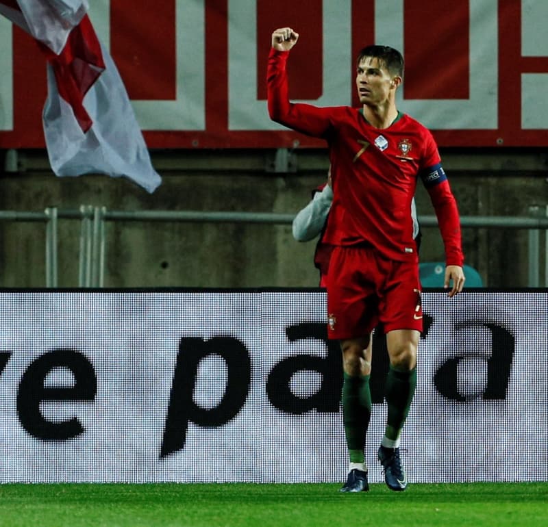 <p>The Sun'ın haberine göre; Ronaldo, İngiliz şirketi Compare The Market isimli fiyat karşılaştırma web sitesinin reklam film için kamera karşısına geçmeye hazırlanıyor.</p>