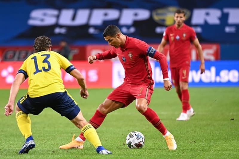 <p>200 milyonluk sosyal medya takipçisiyle dünyanın en popüler sporcusu olan Ronaldo, pek çok markanın reklam yüzü olmasının yanı sıra CR7 adlı bir markanın da sahibi.</p>