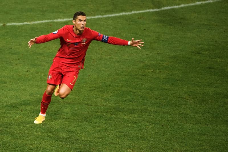 <p>Marka çatısı altında iç giyim, denim ürünleri ve parfüm yer alıyor.</p>