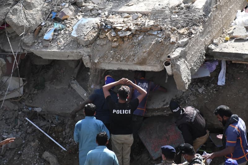 <p> ken binann enkaznda arama kurtarma almalar devam ediyor.</p>