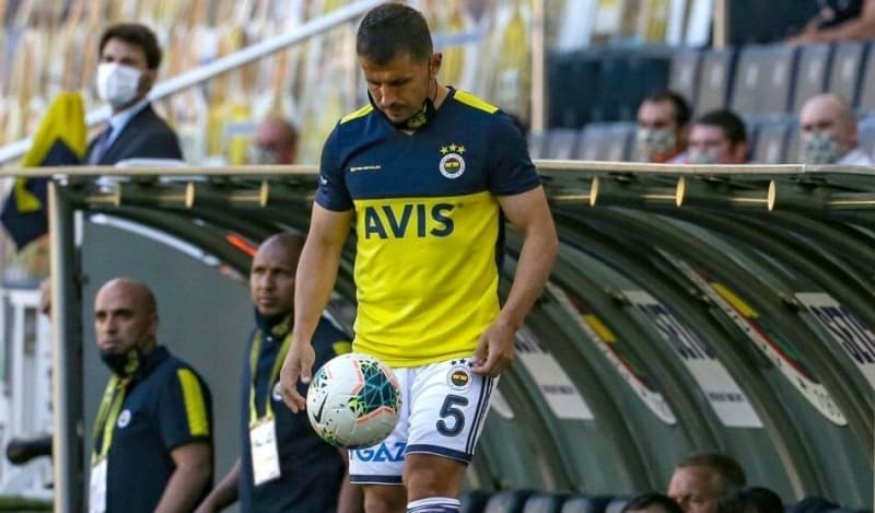 <p>Rıdvan Dilmen: 'Fenerbahçe'nin kadrosu, 'Ben bu sene şampiyon olayım' kadrosu. Caner'in, Gökhan'ın yatırımı olmaz. Şampiyonluğa oynayan takımların en büyük kozu duran toptur. İki tane birden aldılar; Sosa ve Caner.' </p>