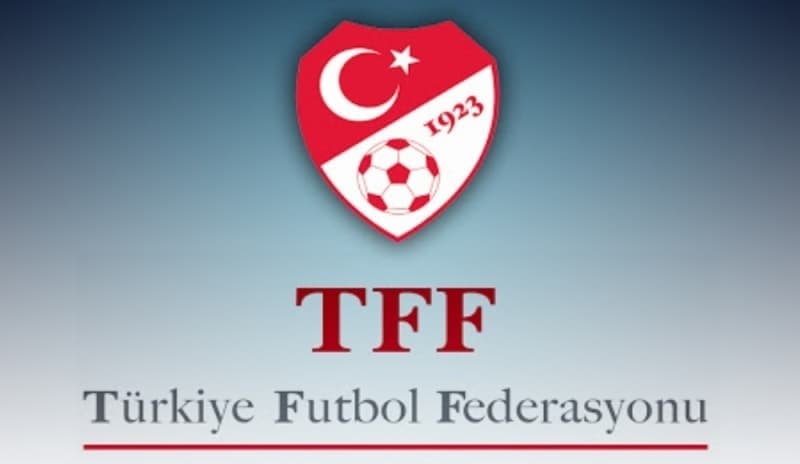 <p>'Türkiye'de de pandemi de etkilenen sektörler oldu. Bankalar Birliği, sadece futbol sektörü ile ilgili değil tüm sektörler için çalışıyor, devlet destek verdi. Az önce duydum canlı yayında TFF Başkanı Nihat Bey söyledi, Türkiye'de %65 kaçak izleyici maçları seyrediyormuş'</p>