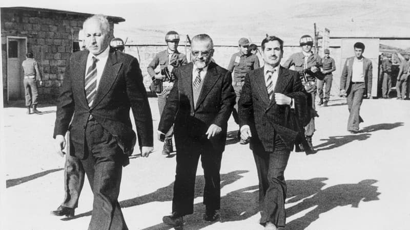 <p>Dönemin siyasilerinin bir bir gözaltına alındığı darbe gününde Milliyetçi Selamet Partisi (MSP) Genel Başkanı Necmettin Erbakan (sol önde), Tahir Büyükkorukçu (sakallı) ve Şener Battal (sağda) tutuklandı. </p>