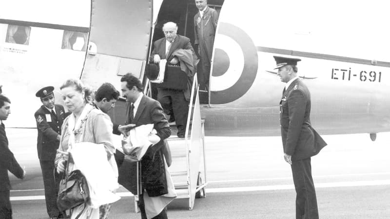 <p>Askeri müdahaleyle milletvekilliği sona eren ve gözaltına alınan Başbakan Süleyman Demirel ve CHP Genel Başkanı Bülent Ecevit eşleri Nazmiye Demirel ve Rahşan Ecevit ile birlikte kaldıkları Hamzaköy’de ki TSK Misafirhanesinden 11 Ekim 1980'de alınarak Etimesgut Havaalanı’na getirildi.</p>