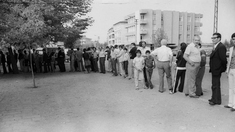 <p>Yalnızca temel ihtiyaçların karşılanmasının izin verildiği sokağa çıkma yasağı sırasında halk fırın ve bakkalların önlerinde uzun kuyruklar oluşturdu. </p>